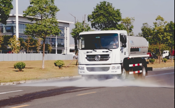 環(huán)衛(wèi)灑水車廠家分享灑水車雨天工作的好處