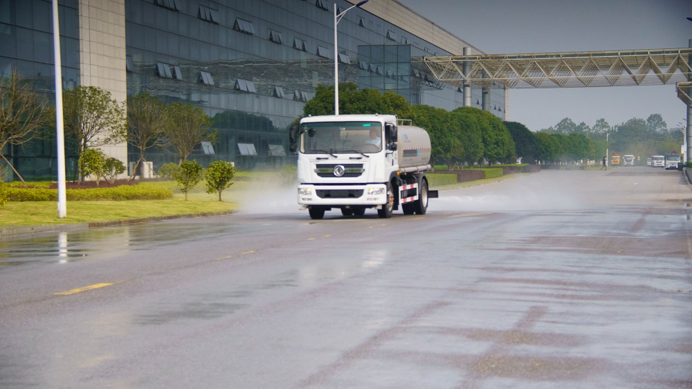 灑水車生產(chǎn)廠家教你如何選擇灑水車類型